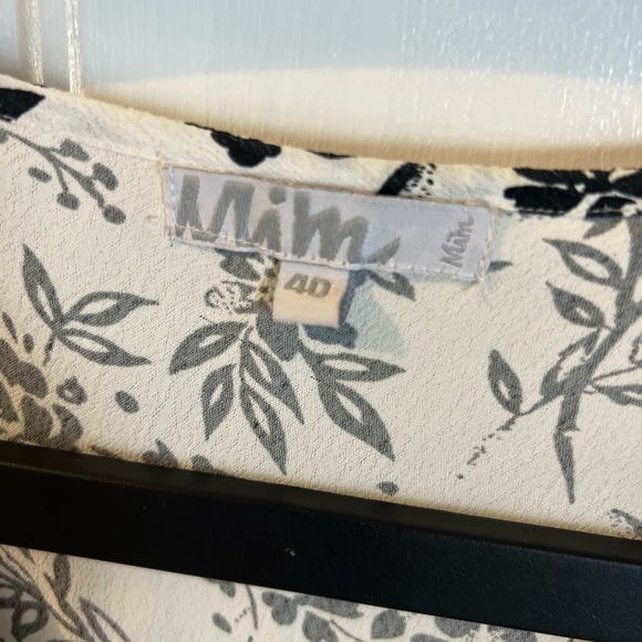 Summery B&W floral, v-neck flowy skirt. Below knee. EU 40. Bought in Paris! - Picture 3 of 4